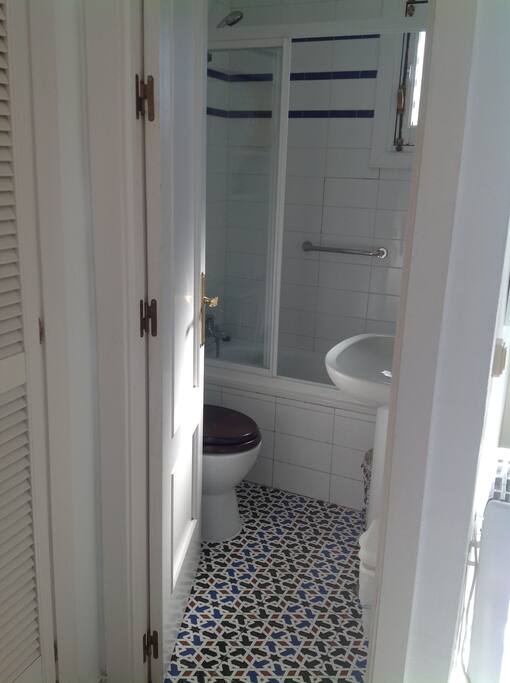 Cuarto de baño completo con suelo de azulejo sevillano