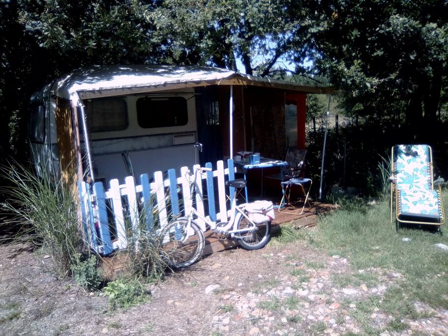 caravane avec petit coin eau pour petite toilette, lit en 120cm.