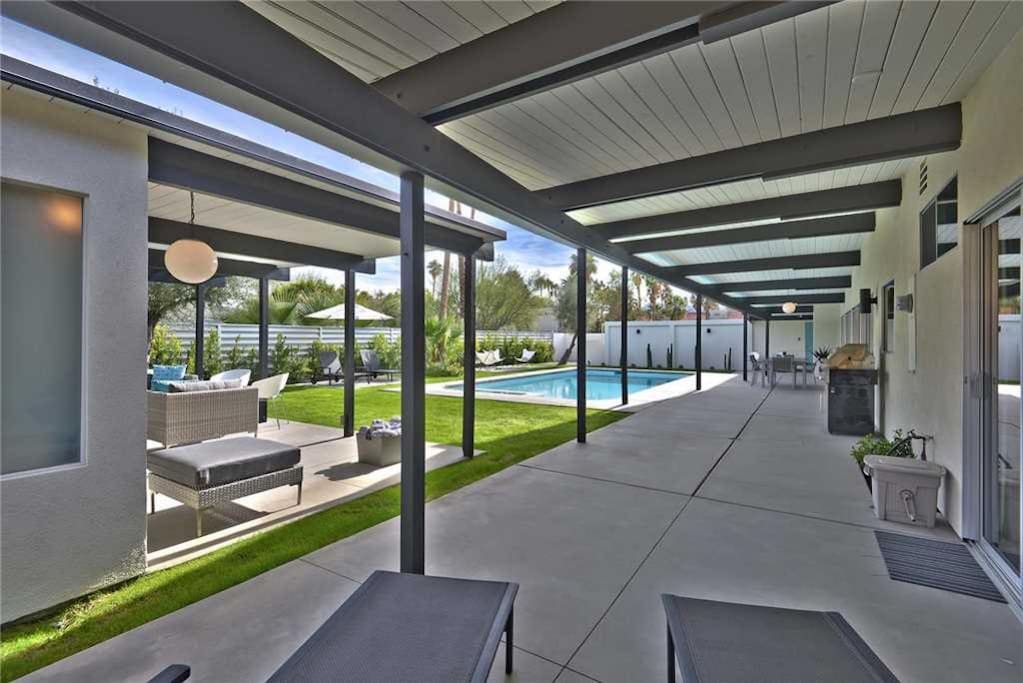 COVERED PATIO TO POOL HOUSE AND POOL - THE AQUA HOUSE - PALM SPRINGS VACATION RENTAL POOL HOME