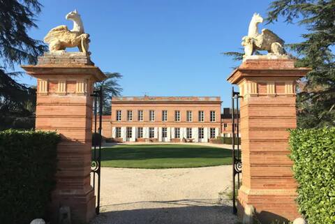 Ch. d 'hôte triple in Château XVIIIe with swimming pool