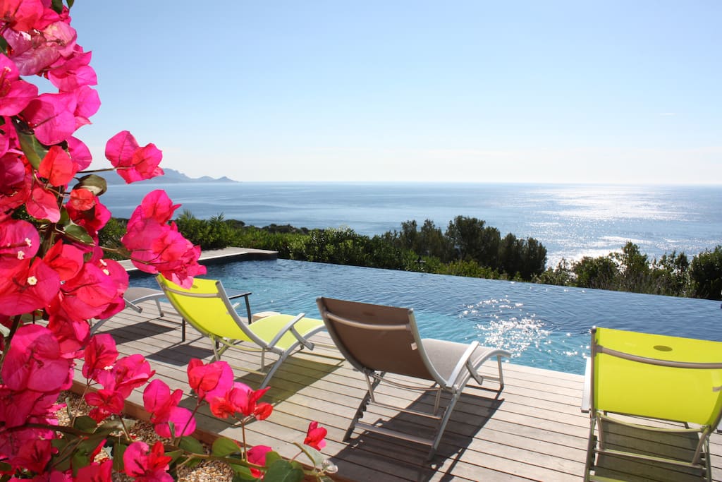 Vue de la piscine en direction de Saint-Raphaël