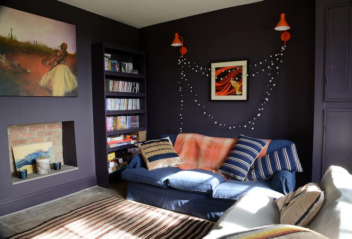 Acurrucado con reproductores de DVD y video, además de muchas películas y juegos.