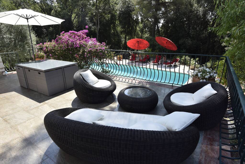 Terrasse avec barbecue donnant sur la piscine