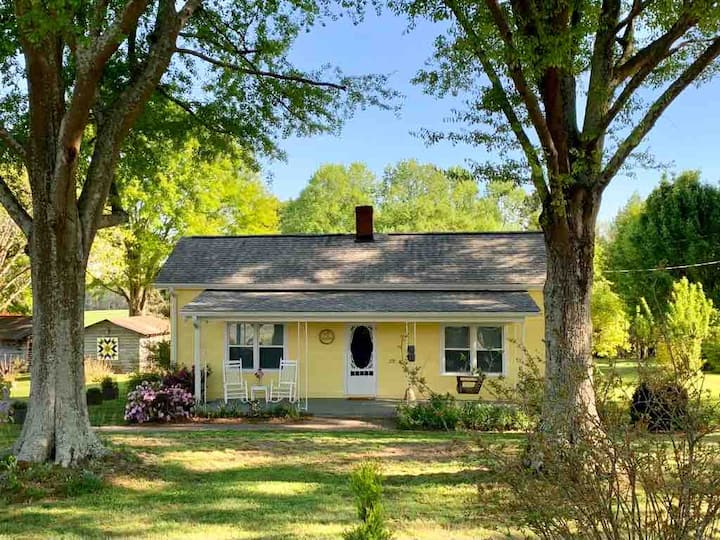 The Little Sunshine Cottage Cottages for Rent in Ellenboro, North