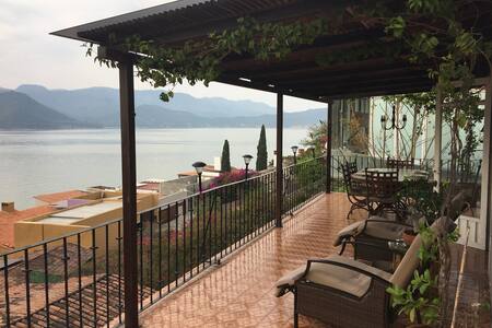 Casa con espectacular vista al lago.