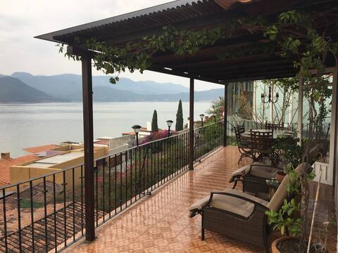 Casa con espectacular vista al lago.