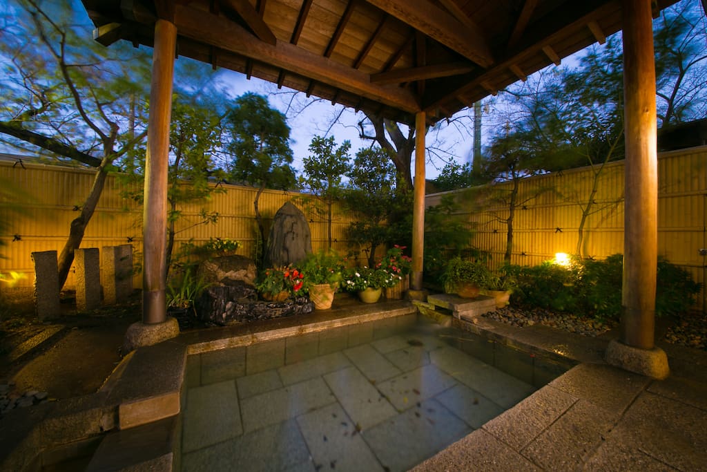 ホテルにある露天風呂が利用できます。
You can bathe in the open-air bath of the hotel.