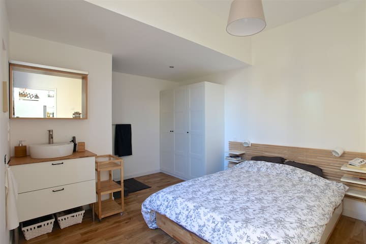 غرفة النوم في الفناء، مع حوض التزيين والدش الخاص. 