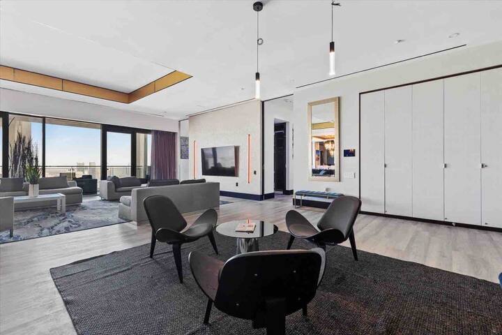 Ultimate Luxury 4,000 sq ft Penthouse Palms Place gallery image 4