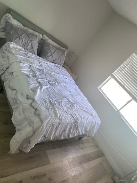 PRIVATE BEDROOM QUEEN w POOL Minutes from STRIP