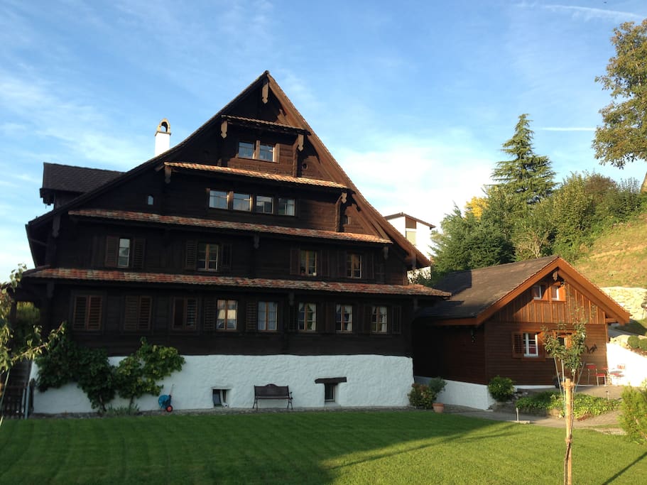 Das Bauernhaus und der umgebaute Pferdestall.