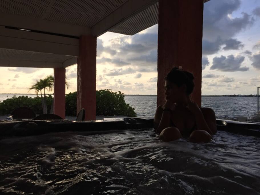 Relax in the jacuzzi, facing the ocean