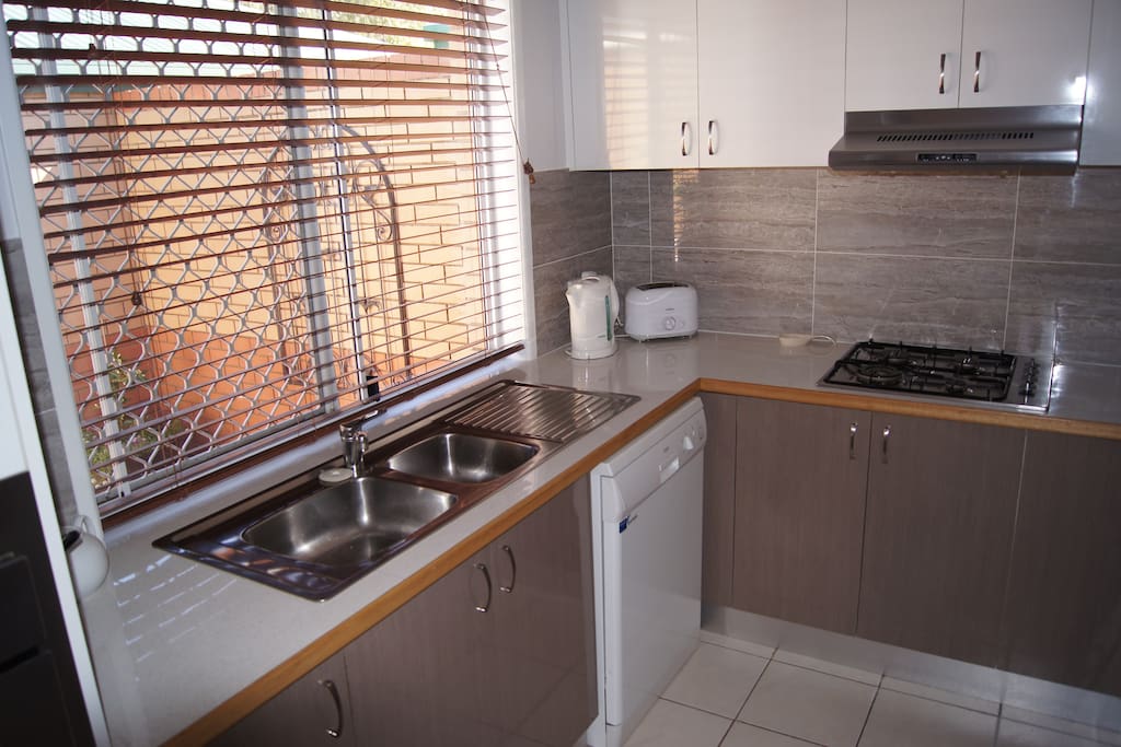 Fully equipped kitchen with dishwasher and cook-tops