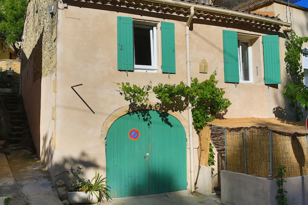 Logements à l'étage, sa petite cour sous les canisses.
