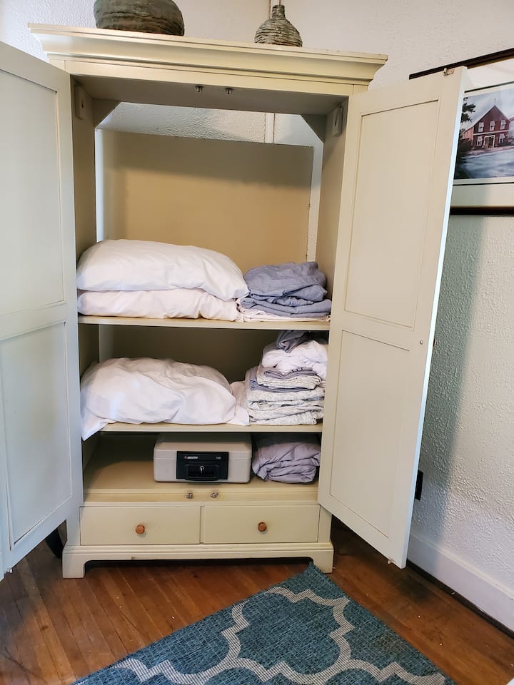 Première chambre, elle est située sur le côté droit du couloir à l'étage et dispose d'un coffre-fort avec des draps supplémentaires