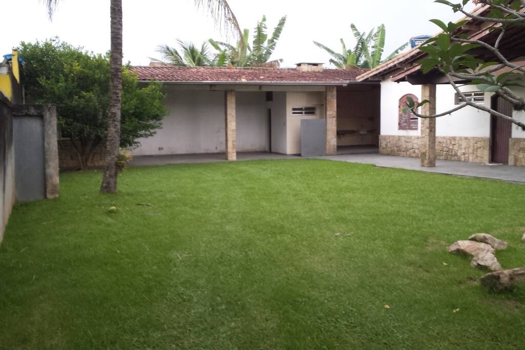 Edícula com churrasqueira no fundo, banheiro na área externa e duas vagas de carro, chuveirão.