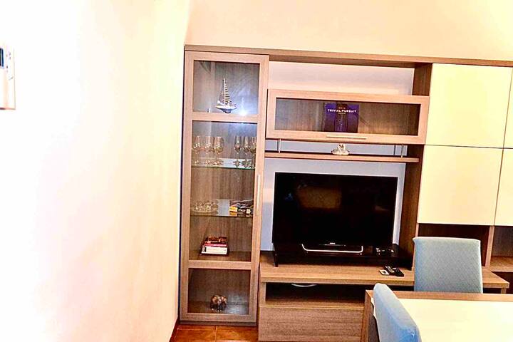 Smart Tv 40" e vetrina con libreria