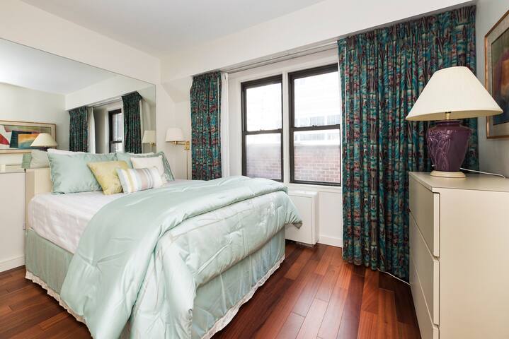 Two bedroom Beauty in midtown Manhattan gallery image 2