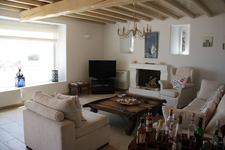 Notias Villas-Luxury 5 Bedroom villa 10min to town gallery image 5