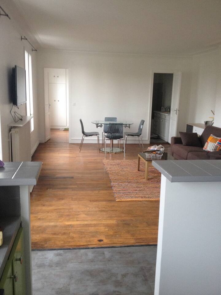 הנוף של המרחב הפתוח מהמטבח בארה"ב