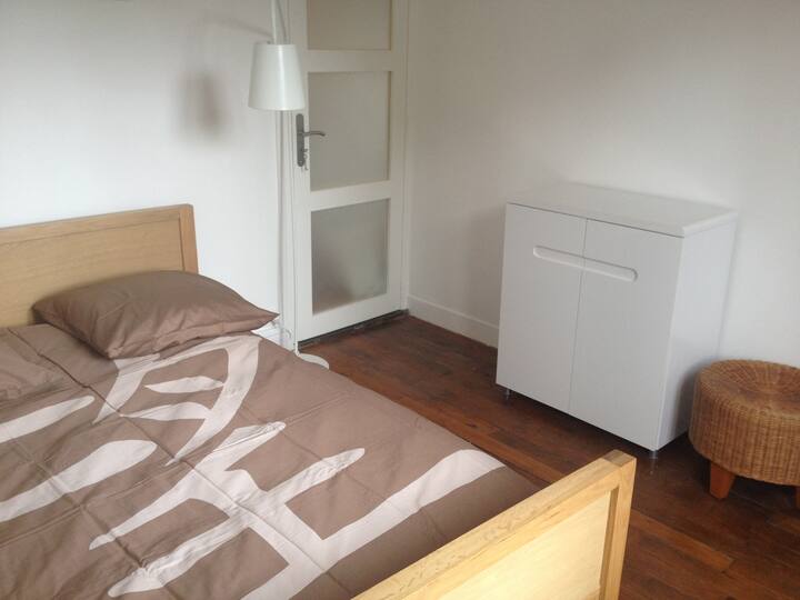 חדר שינה ושירותים עם חדר רחצה צמוד