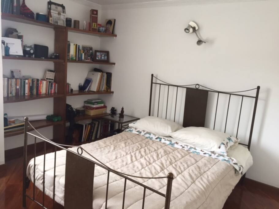 Habitación con cama doble.