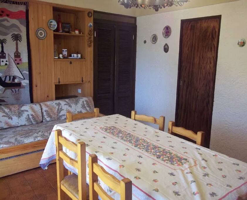Amplio living comedor con TV, ventilador y estufa