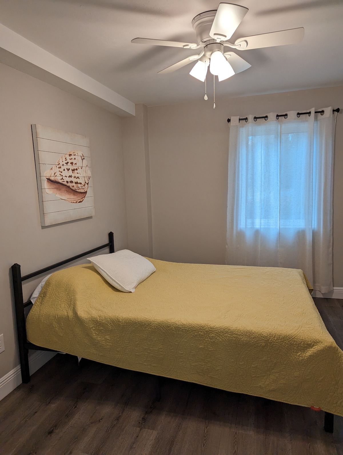 Druga spavaća soba s bračnim krevetom i kupaonicom.