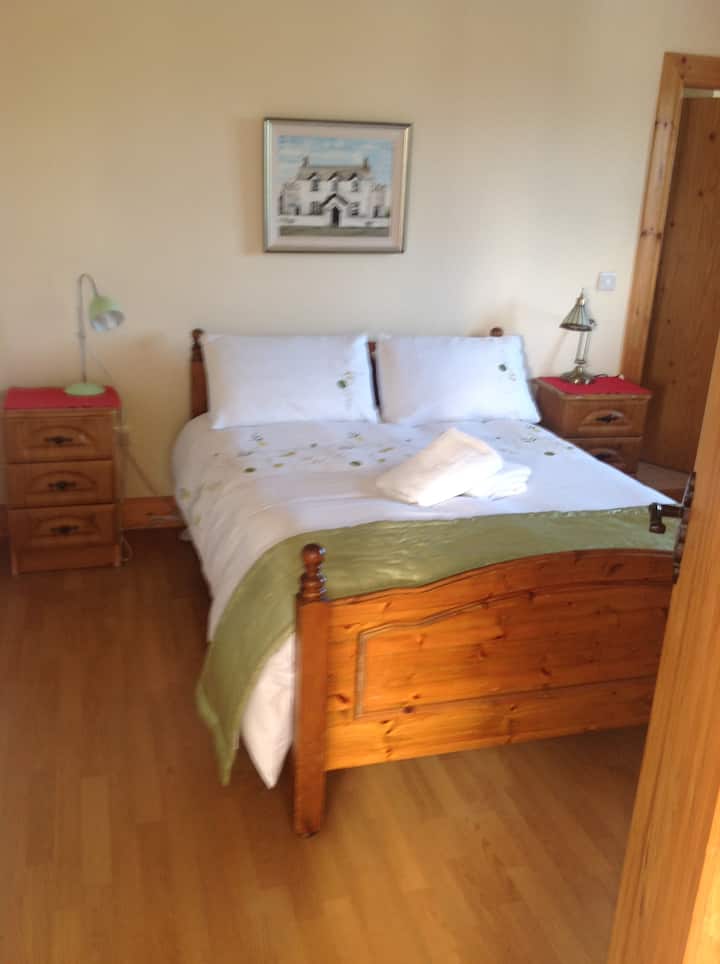 Спална соба 1
Удобна, тивка главна  спална соба  со двоен кревет  и сопствена бања.  Спалната соба има гардероба заедно со гардероба за слободно стоење, која е идеална за складирање. Тоа е многу удобен тивок простор.