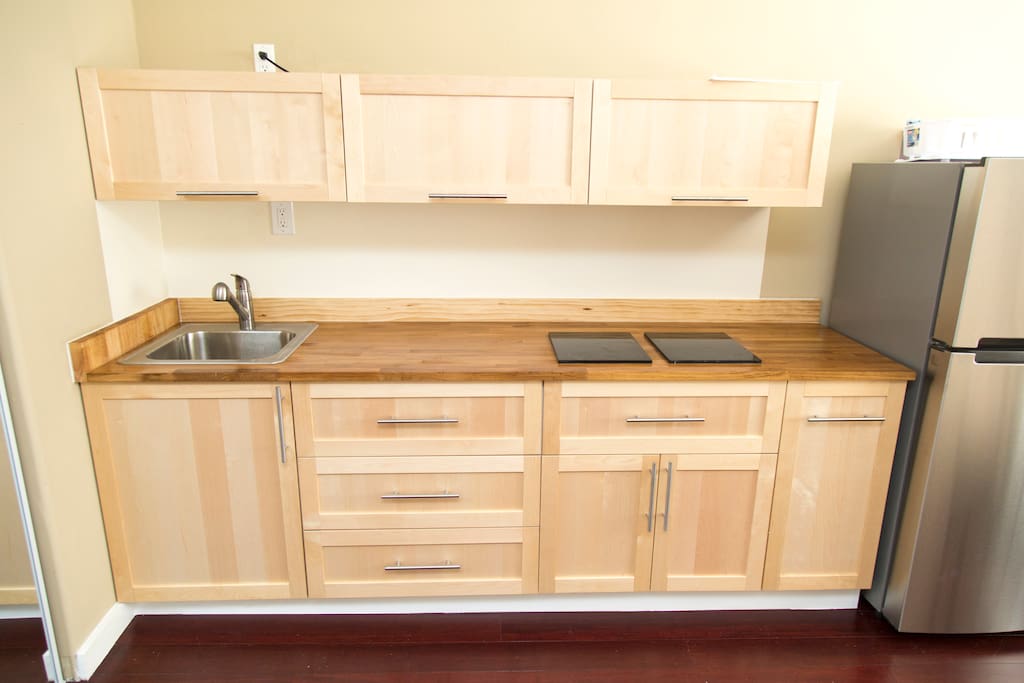 open kitchen with ample clausets