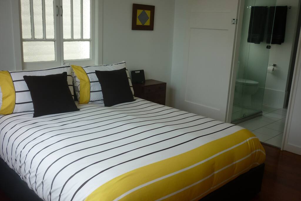 Cool, light comfortable Queen room.
Split system air conditioner.