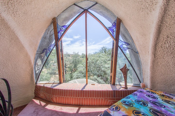 Usually crystal clear, at night one sees star shows above the bed.