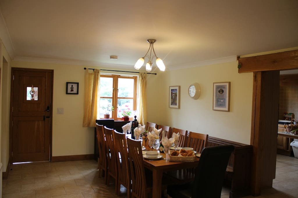 Light, airy dining room, plenty of room for everyone