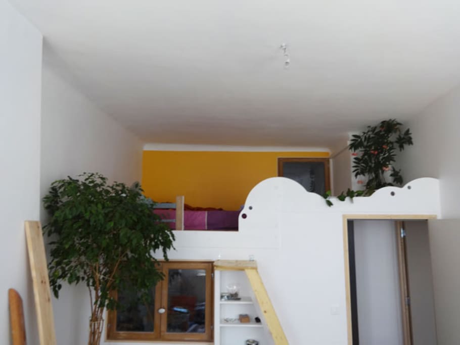 Lit double sur la mezzanine dans la chambre