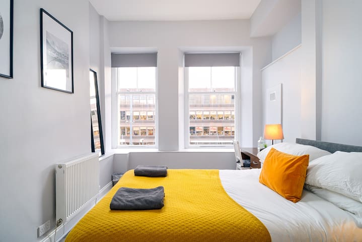 Large & Central Flat * Haymarket Apartment gallery image 4