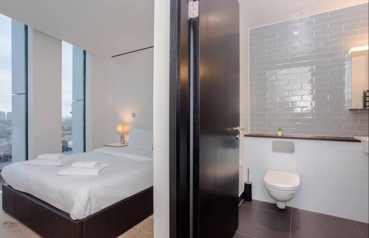 Modern London Apartment with City Views gallery image 3