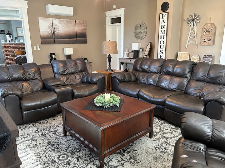 Spacious Quiet Farmhouse - Relax A Perfect Getaway - Pendleton, IN
