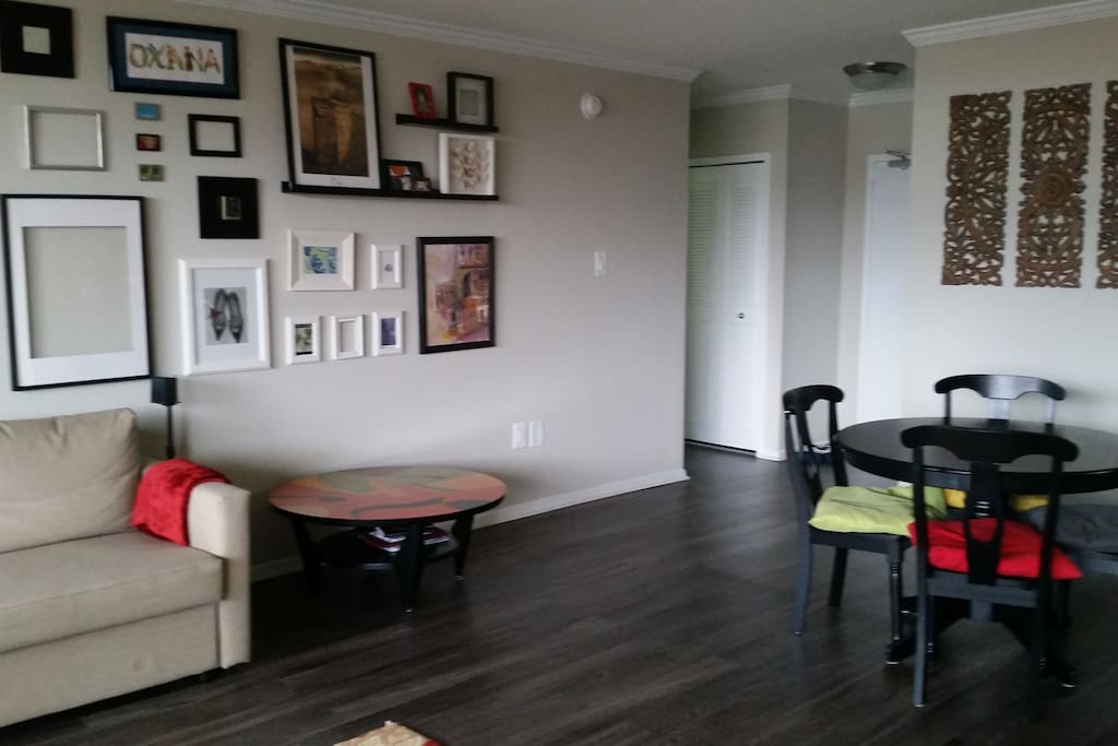 Inviting dining room area, coffee table