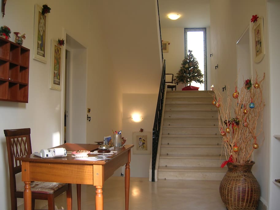 L' indipendente ingresso alla villa