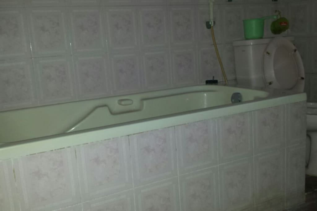 Bath room with bath tub
