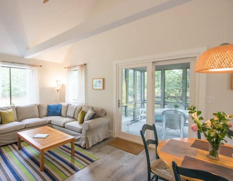 Top performing Airbnb: Chappy cottage close to ferry & walk to beach in Edgartown
