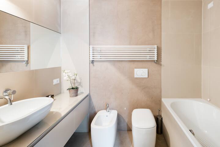 Ponte Vecchio Flat Overlooking Piazza Della Passera gallery image 5