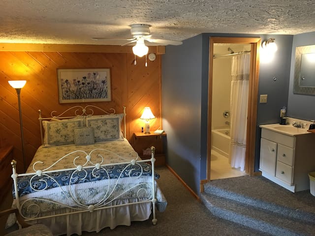 Cozy Room in B&B with Outdoor Hot Tub near Skiing