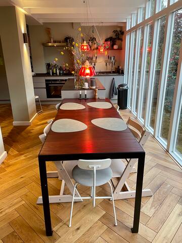 Luxurious & spacious family home with sunny garden gallery image 5