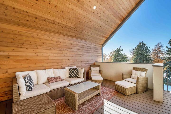 New Urban Oasis – with covered deck and workspace! gallery image 5