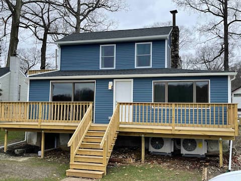 Lakefront Vacation 4-bedroom home w/boat house