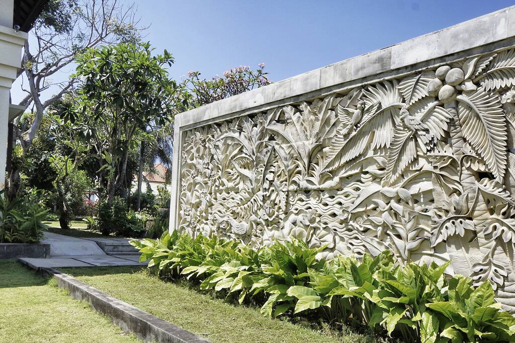 A captivating mural will welcome your arrival to the villa