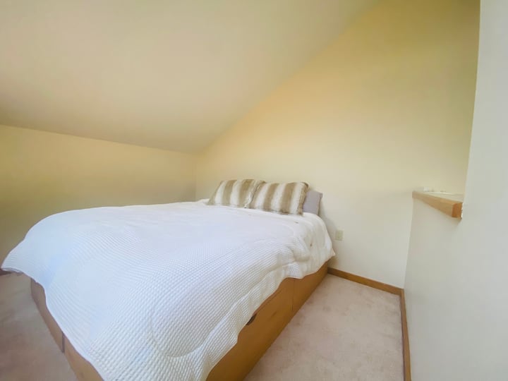 Трета спалня с двойно легло queen size.