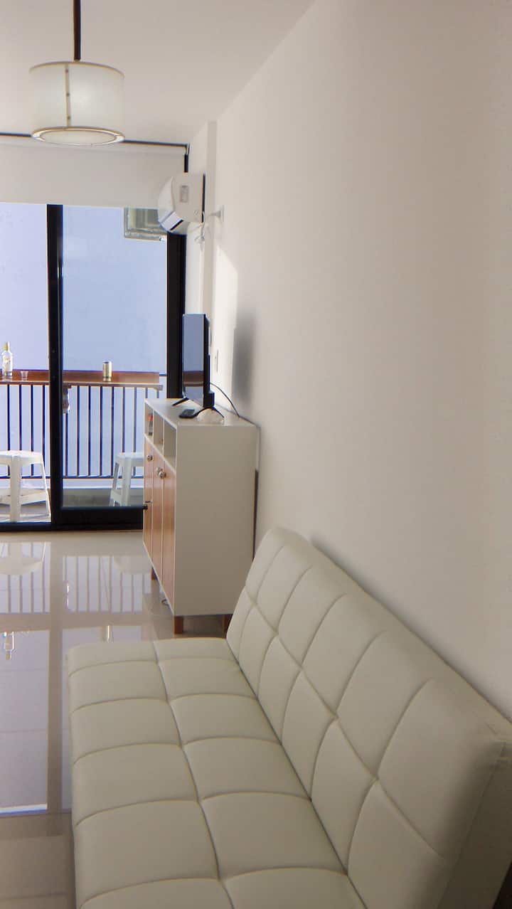 Divano letto. C'è anche una culla da mettere insieme (Practicuna). Aria condizionata nuova, tranquillità, riscaldamento freddo.