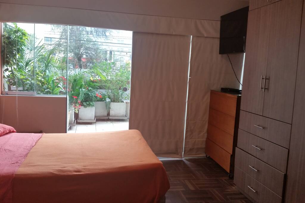 Amplia e iluminada habitación.
Baño privado e incorporado.
TV 42" con señal de cable.
Wifi contratado con 2 empresas.